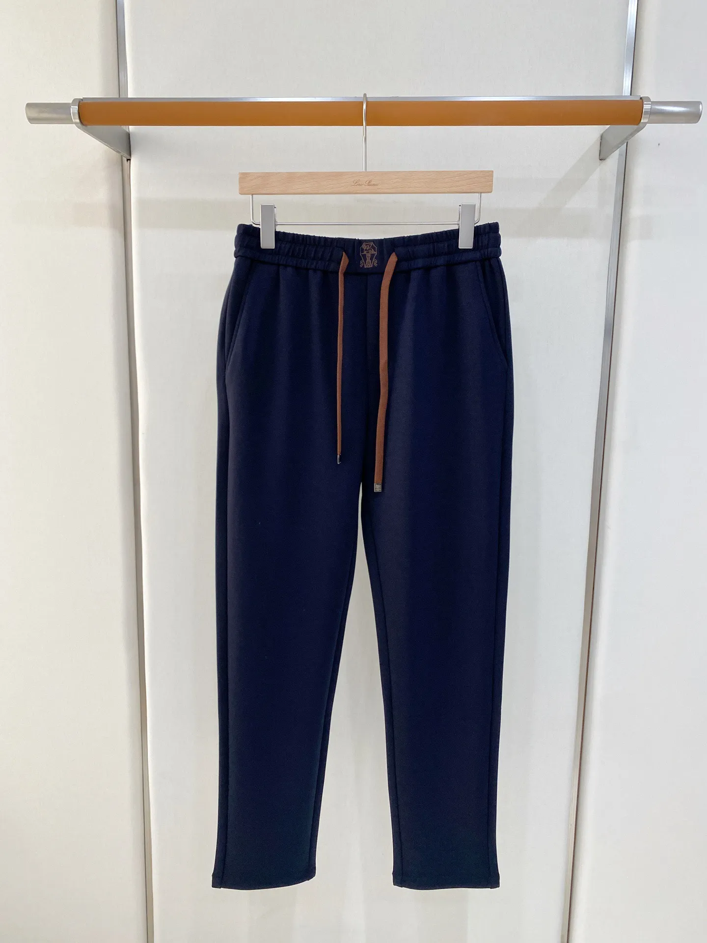 BC 2026 Autumn and Winter New Arrival fabric Fabric: High-quality sand-washed cupro silk fabric, with delicate touch, drape and wrinkle resistance, and the upper body is crisp and comfortable. Style: Straight cut with contrasting color drawstring elastic waist, simple small logo, diagonal pockets, loose fit and flattering leg shape. Color: Four colors: gray blue, coffee, navy blue, and black. The tone is calm and soft, suitable for many types of wear. Sizes:M-4XL